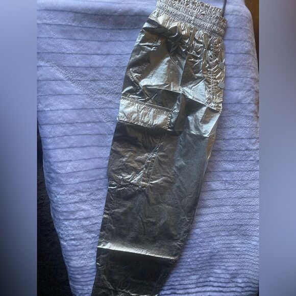silver pants with spring at the waist and pockets on the sides - Picture 7 of 8
